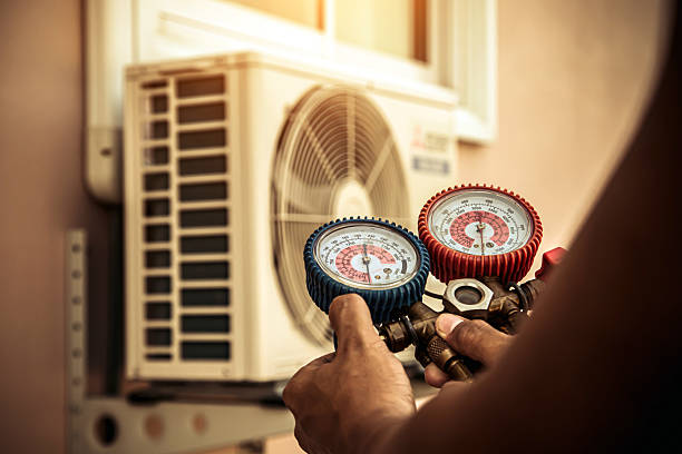 Professional Hvac technician working in Olivehurst, CA